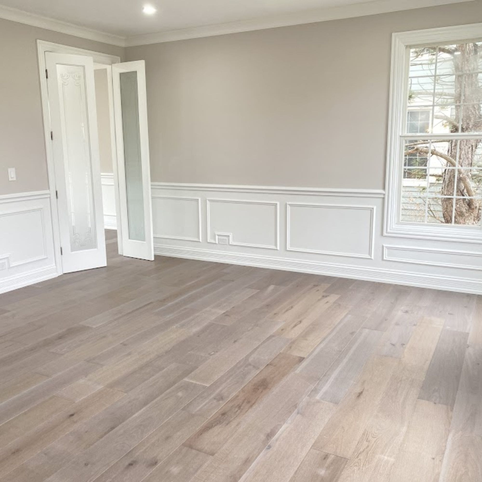 A vacant living area before the home staging process begins